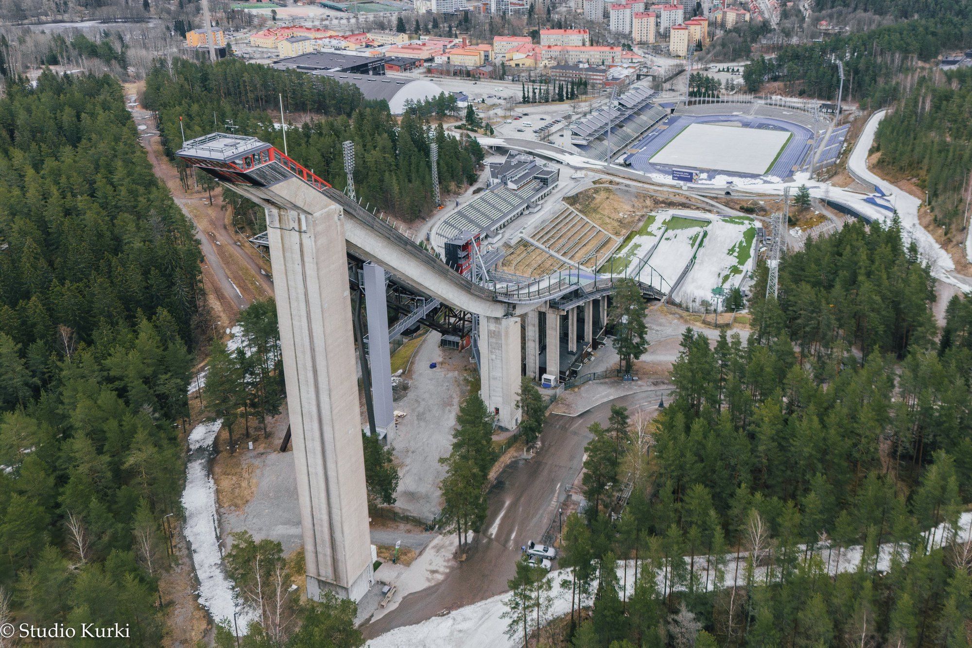 Lahden hyppyrimäet ja urheilukeskus ylhäältä kuvattuna